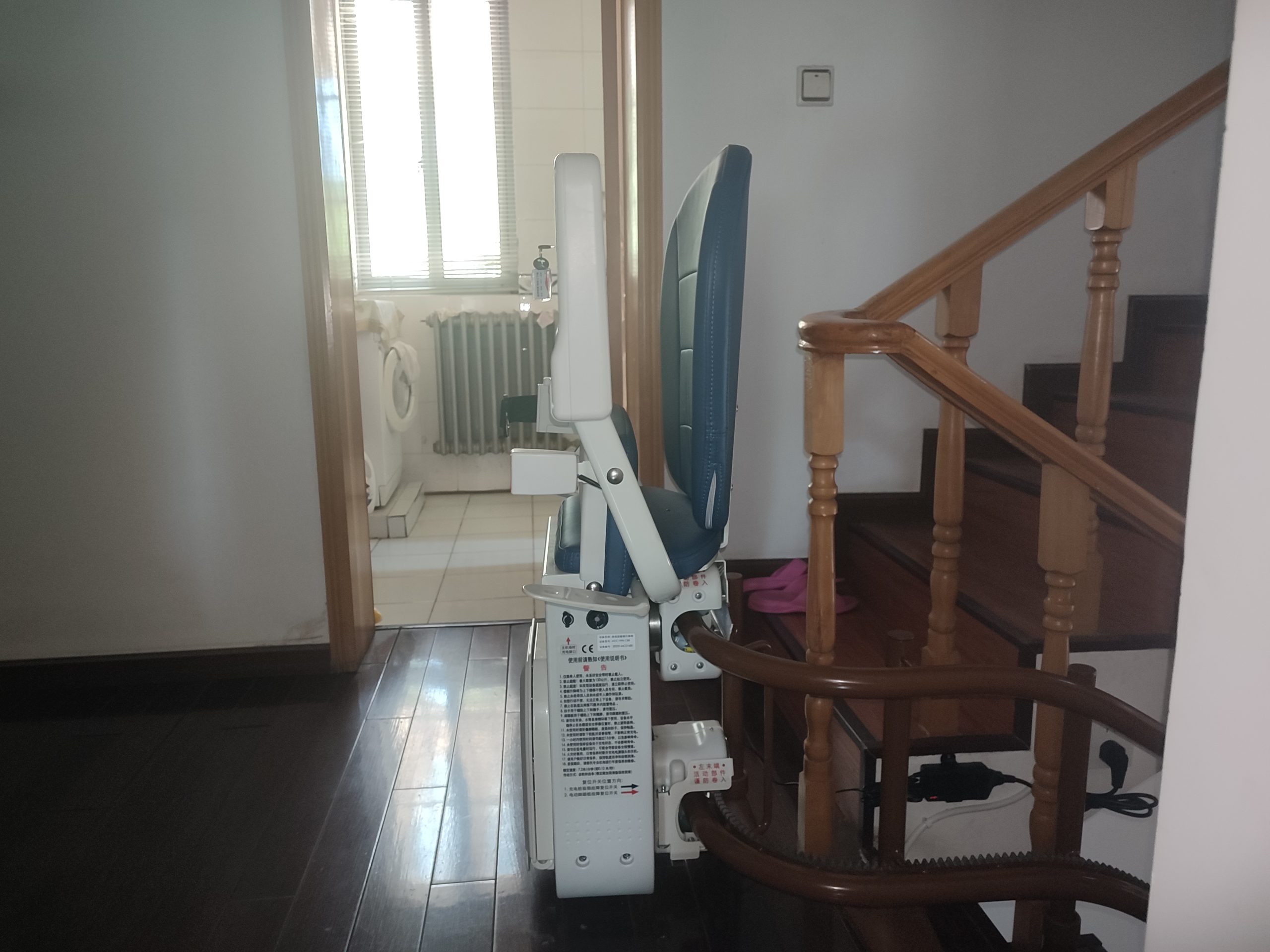 河南洛陽(yáng)曲線型二層家用電梯安裝完畢
