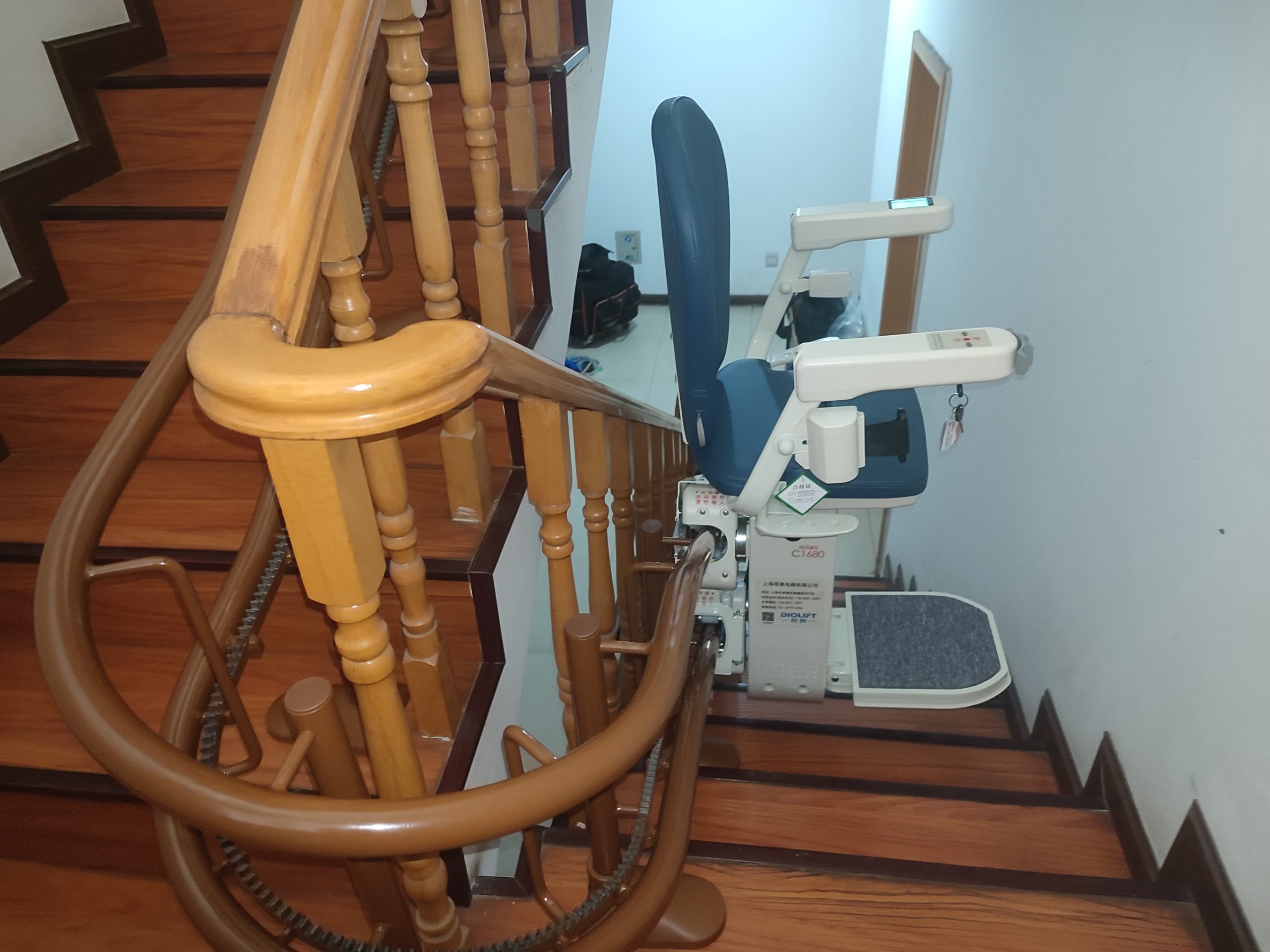 河南洛陽(yáng)曲線型二層家用電梯安裝完畢