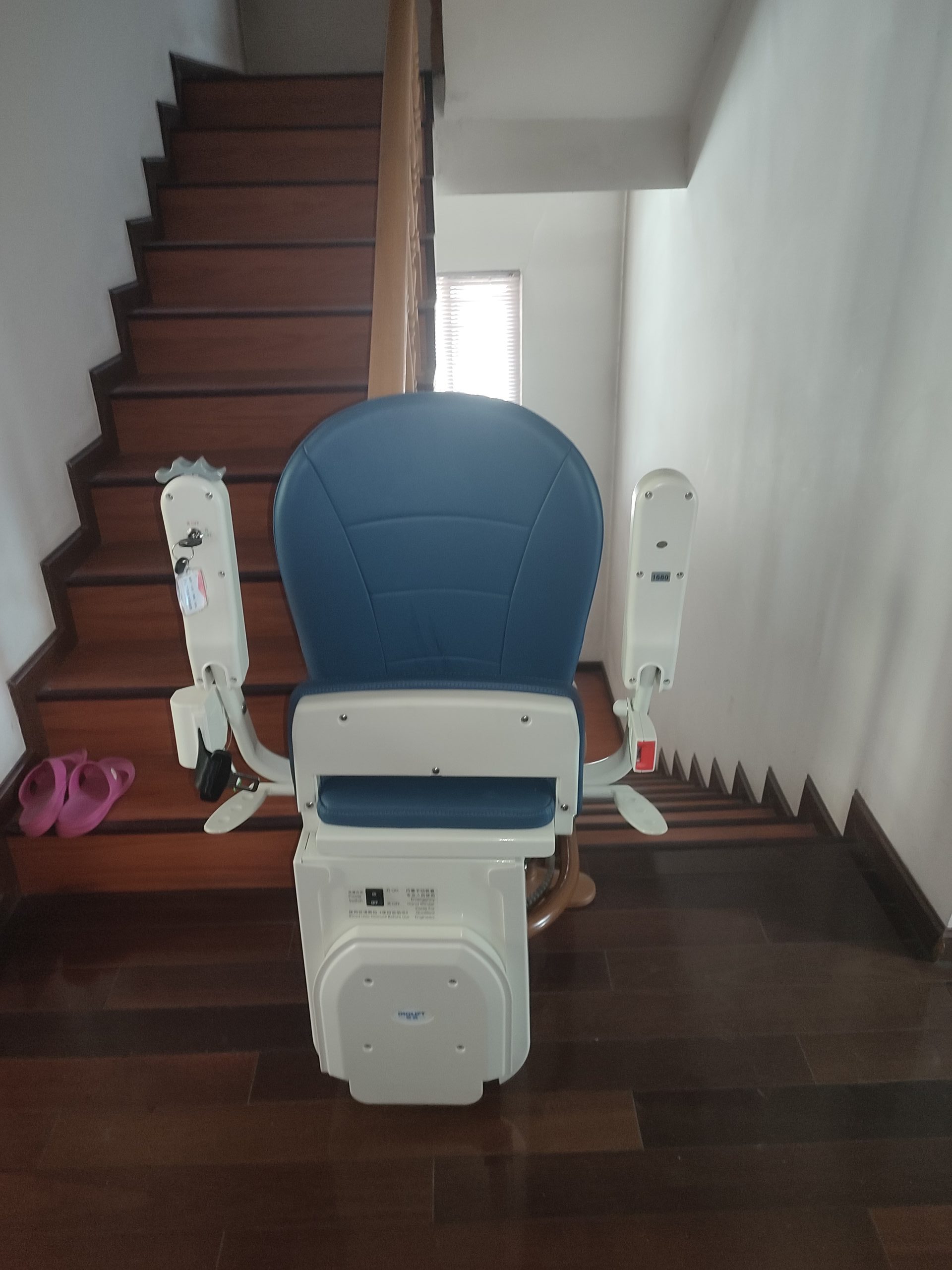 河南洛陽(yáng)曲線型二層家用電梯安裝完畢
